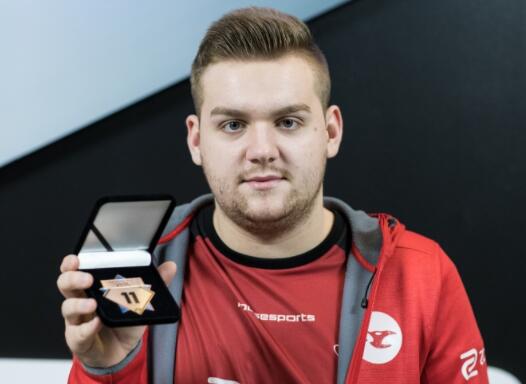 faker 两次放出了他的终极技能！ Bdd ， Fox ，龙， Cuzz ， Monkey ， KT Rolster 回来了，扳回了一局。